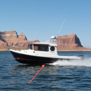 Arrow pointing to what I called "Side wake" (on another boat, not mine), but for which I don't know the real term.