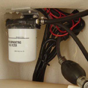 Fuel-water seperator and fuel ball above the starboard tank.jpg