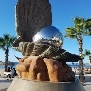 La Paz was originally the base for the early pearl diving trade.
And where John Steinbeck wrote "The Pearl" story in 1940.