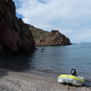 On the beach
The Zodiac 230 roll up at 49# is just light enough to load up on top of Sierra. The yellow Bouycoat is holding up well.
