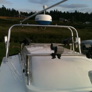 1 pair Mako Saddles and 1 pair of Hully Rollers.  Both by Yakima