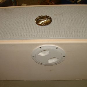 Deck plate and gas filler neck