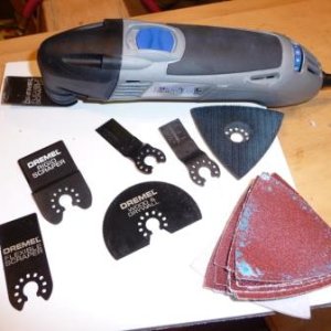 2. Showing adjustaqble RPM. at the back, and a variety of accessories for cutting and sanding in tight locations.
www.dremel.com