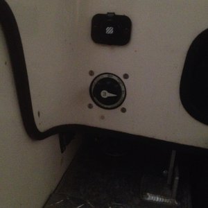 12V outlet and battery switch mounted on stbd quarter