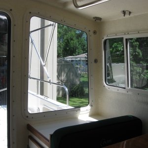 Cabin port/aft.