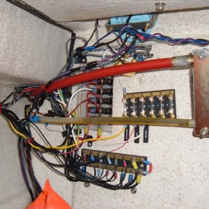 Cleaned up wiring and added fuse block.
Tried to eliminate "in-line" fuse holders