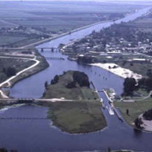 Moore Haven Lock: Lock chamber:50'x250'- Vertical lift: Caloosahatchee River water level to Lake Okeechobee water level, 1' to 2'- Discharge capacity 9,300 cfs(cubic feet per second)Operates daily 6:00A to 9:30P-Marine VHF radio Channel 13-Located at Okeechobee Waterway 
statute mile 78.0  The Moore Haven Lock is also the start/end of the Rim Canal/Route 2 up to Port Mayaca, St. Lucie Canal and Stuart, FL on the Atlantic Coast.