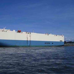 20050911e Car carrier on Willamette river