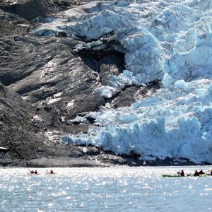 (AnchortownJim) Kayakers in Blackstone Bay PWS, 7/31/04