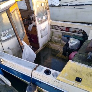Another before picture, abandoned 22 Cuiser