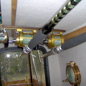 works overhead, vertical, or on a wall, horizonally
