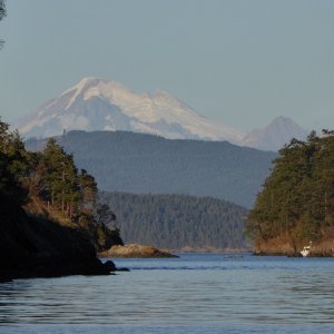 Media 'Mount Baker even made an appearance after weeks of hiding in fire smoke / haze.' in album 'Leaving Friday Harbor Sunday morning in flat calm water.'