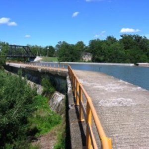 Media '14 At Medina canal goes over a river' in album '1 Starting the trip on Cayuga Lake'