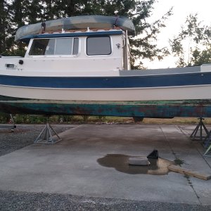Bottom pressure washed, ready for sanding. Took it down to Gelcoat. Will follow with Epoxy Barrier then bottom paint