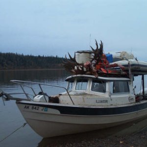another boat pic on the Palisades shore.JPG