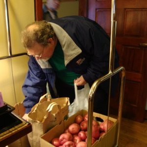 Warren looks over those
beautiful red potatoes that
Roger brought to share with
us. Thanks, Roger!
