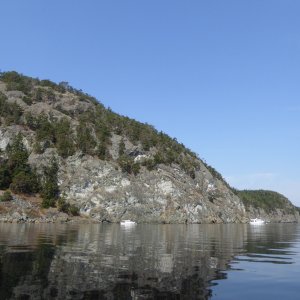 As we arrived Saturday around noon, all four buoys were available. Chadwick Hill looming behind.