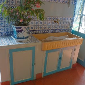 I wasn't too surprised to see the color scheme in Monet's kitchen.
