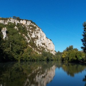 At the upper reaches of the river, there were almost always limestone cliffs on one side.