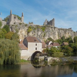 A mill, a castle, and a river that runs to Bordeaux.  What more could you need in 1356?