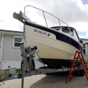 Media 'Boat cleaning' in album 'Joan and Dixie on the beach'