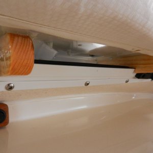 Here are the hooks in the feet firmly connected to the window frame.