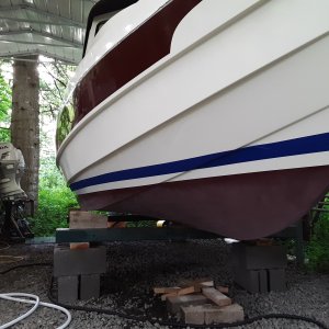 taping off for the epoxy coats after roughsanding the old bottompaint off (sucked)