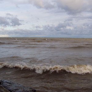L. Ontario Storm 10-28-06: Waves Breaking on Shore