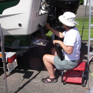 Mounting kicker bracket