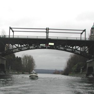 Media 'Miss Mirth Under Montlake Bridge' in album 'Anna Leigh - The Christmas Boat'