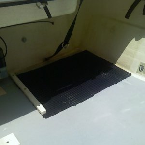 Dry Deck mat for tanks to set on