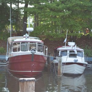 Media '23 ft Venture next to 25 ft Ranger Tug' in album '23 ft Venture next to 25 ft Ranger Tug'
