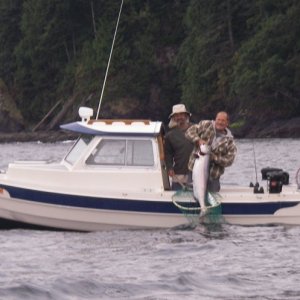 Jon's 32 pound King. Bill (DaNag) giving expert netting assistance.