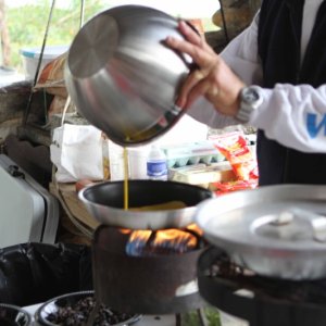 IMG 0084 omlet pouring