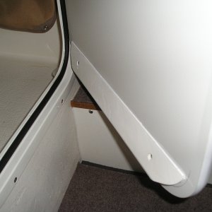 Angled starboard shower water deflector