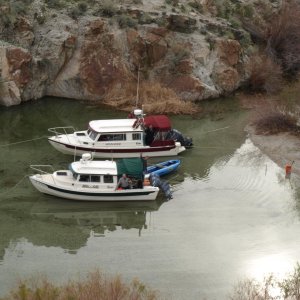 Lake Mohave - only 2 boats left at $83 cove - Meander & Waterlily