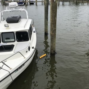 Mid cleat tideminder. Tides range from 2-3 feet, but this marina is exposed to wakes and waves whenever the wind is from NW through ENE.