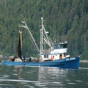 Passed this boat between Sitka & Salsbury Sound then next day videod it pulling in huge net full of fish in entrance to Ell Cove