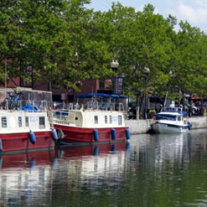 Free docks (including power and water)