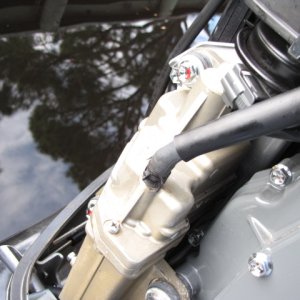 Injection pump fuel line in