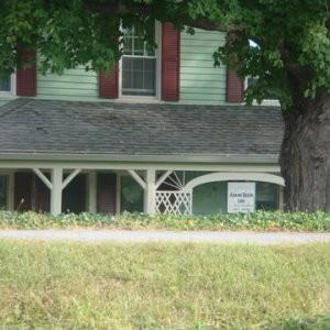 Very cool bed and Breakfast just west of Spencerport with a dock for a couple boats. Gourmet food here. Dun, Mike, along with their wives stayed here. Fred of Inn The Water provided after dark water limo service back to the Inn so they could enjoy dinner with the Canal Brats. Terry of the Last Dance was Co-Captain I'm staying here next trip.