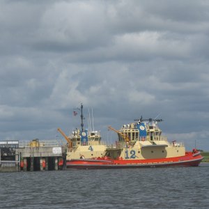 IMG 0473  Here's the other 2 tugs waiting for their turn.  Cleanest tugs I've ever seen