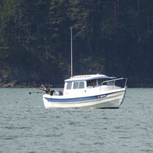 Passing another cruiser along Cypress Island who was fishing