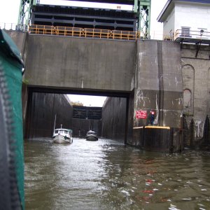One of only two drop gates on North America is on lock 17.