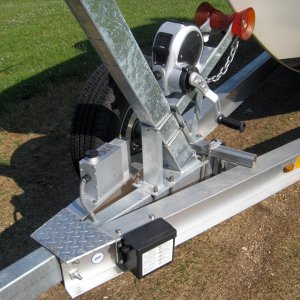 EOH Carlisle Hydrastar and Fulton winch.  Powerful stopper.  It can lock all four wheels on a fully loaded boat at 25mph.