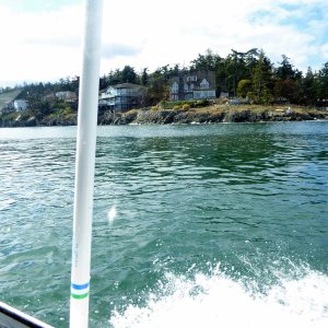 Rounding the point heading towards Cap Sante. How nice it must be to live right there!