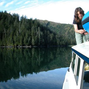 Three Fingers Cove, Cochrane Bay, 9-4-06, Robin tying down the dingy