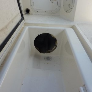 hole in fishbox