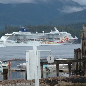 Hope that boat doesn't want to dock here !!