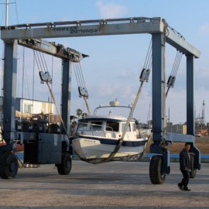 Media 'Rolling' in album 'In the boatyard, early'